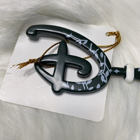 New Disney Store Opening Key Green Ivy Vine Evergreen Plastic Key Rare - Picture 6 of 7